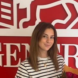Actuellement en BTS Assurance, elle poursuit sa formation en alternance au sein de l'agence. Sérieuse, souriante et investie, elle participe activement à l'accueil des clients, au suivi des dossiers et à la gestion administrative. Au quotidien, elle développe ses compétences aux côtés de notre équipe afin d'offrir un accompagnement de qualité à nos assurés. Son sens de l'écoute, sa motivation et son professionnalisme font d'elle un véritable atout pour l'agence
