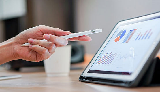 Main montrant un graphique financier sur un iPad