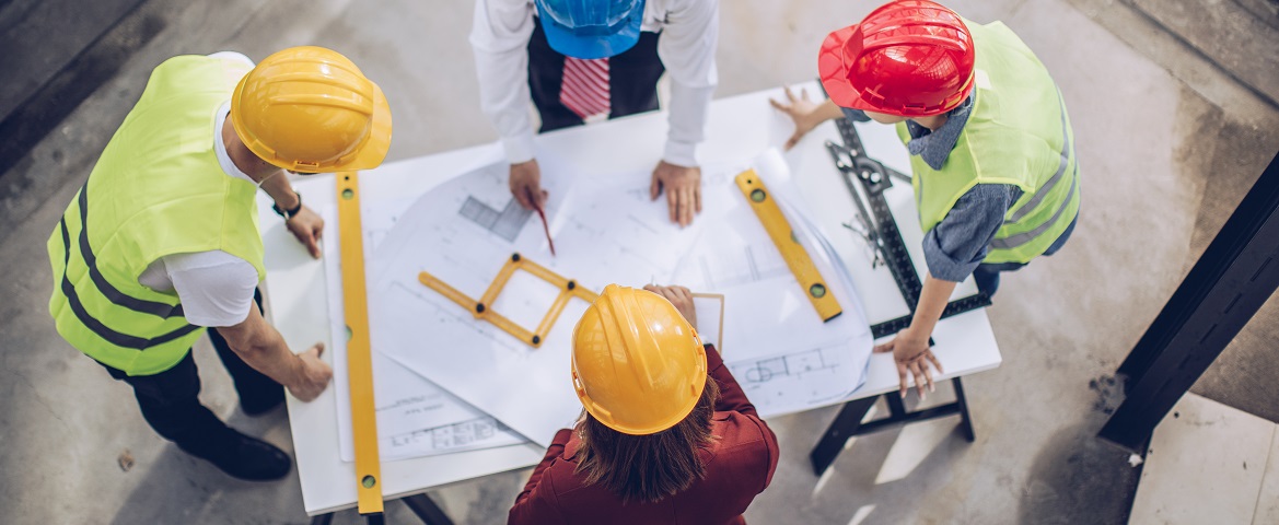 Groupe de personnes autour d'une table