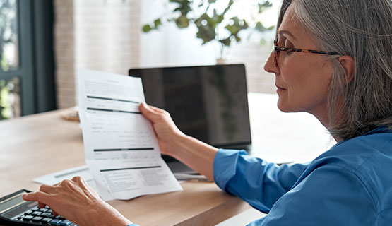 Femme lisant un document