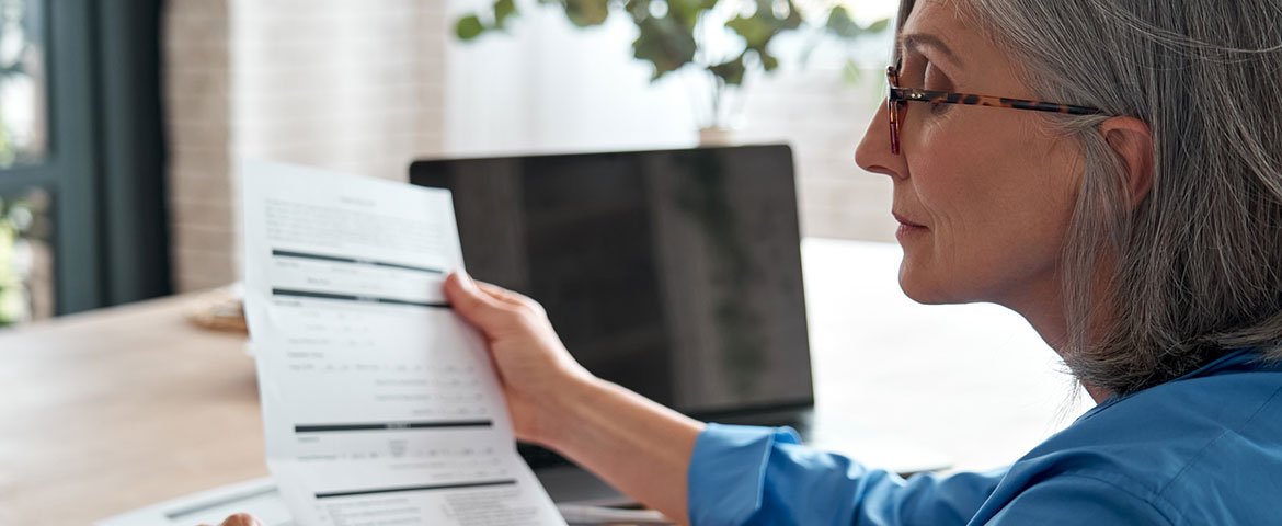 Femme qui consulte un document