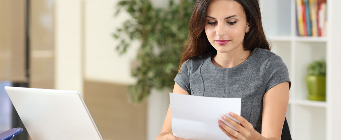 Jeune femme, regardant un document