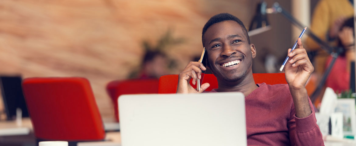 Homme qui sourit au téléphone