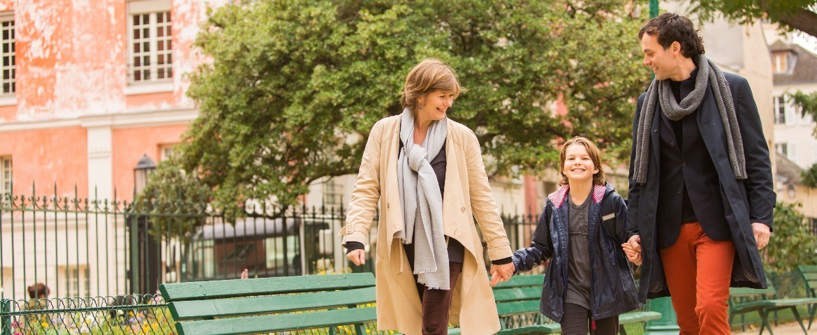 famille qui se promène dans la rue