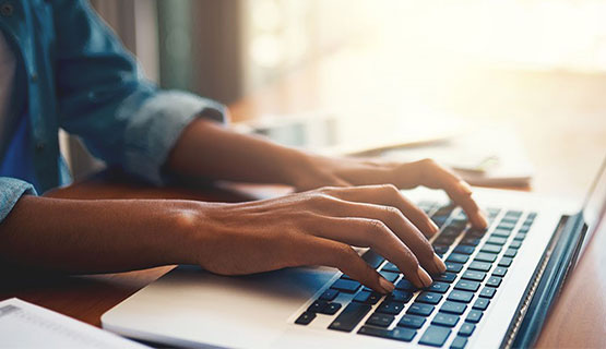 Homme sur son ordinateur