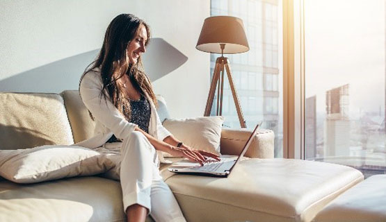 Femme sur son ordinateur