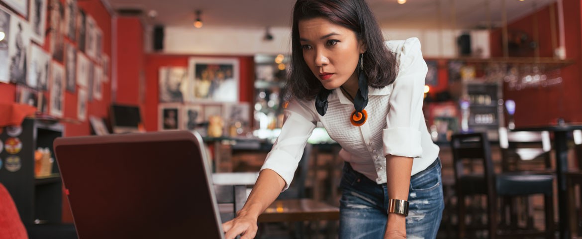 Femme regardant un ordinateur