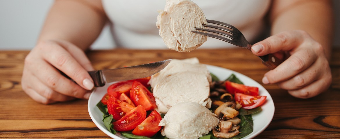 femme mangeant du poulet