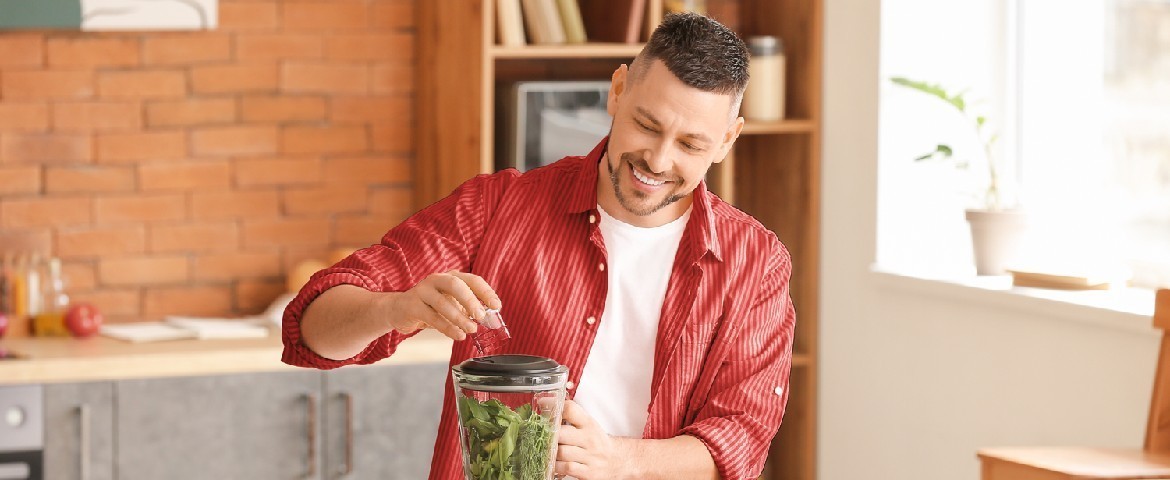 Un homme prépare une boisson à base de plantes