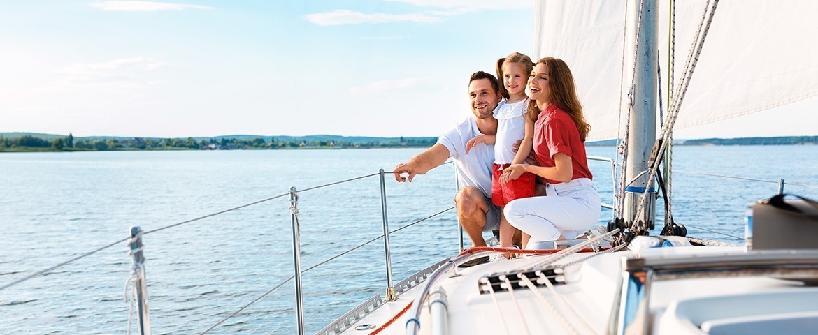 Une famille heureuse à bord d'un voilier