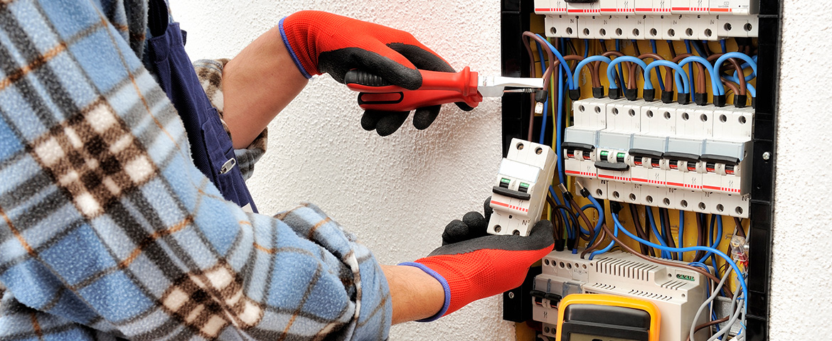 Protection installer. Электрика. Демонтаж электрооборудования. Электричество мастер. Электрик фото.