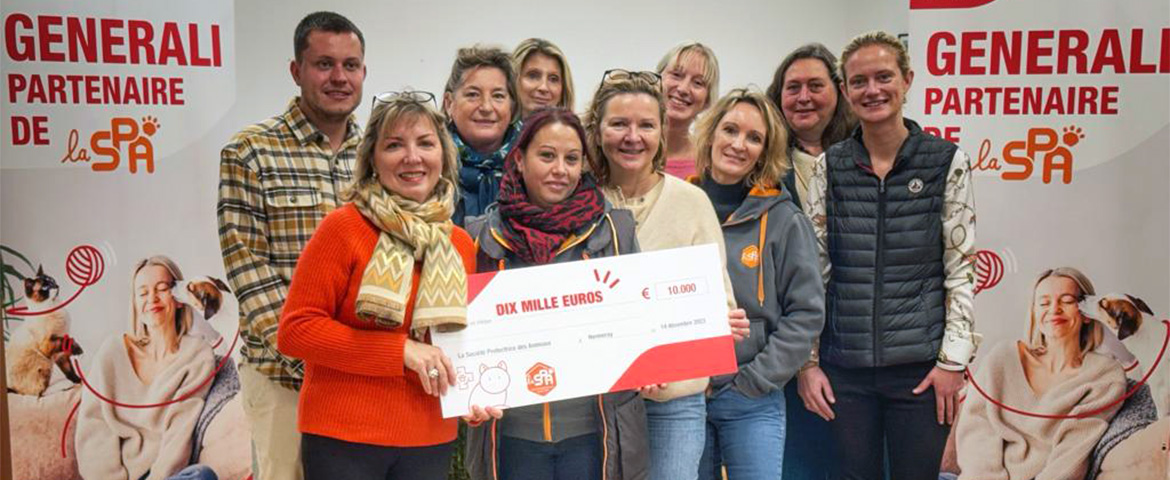 Remise d'un chèque de 10 000 euros par les agents Generali France à la SPA