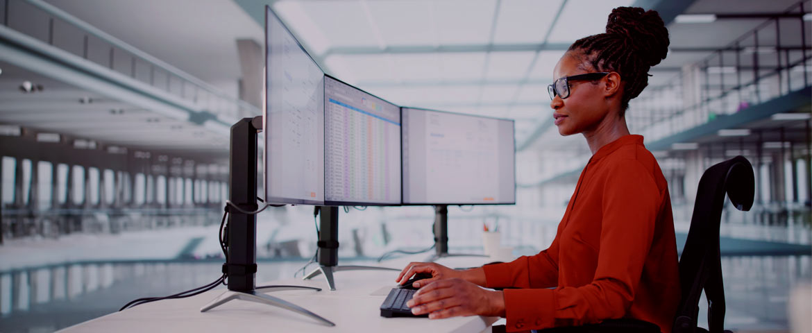 Une femme dans un entrepôt