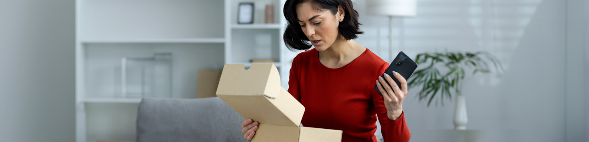 Une femme énervée en ouvrant son colis
