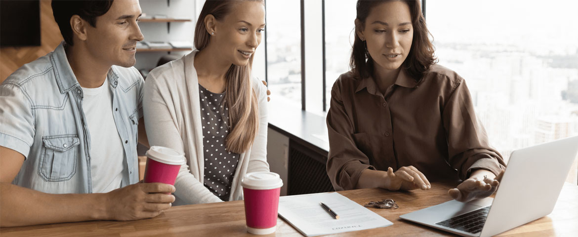 Des amis autour d'une table discutant autour d'un café