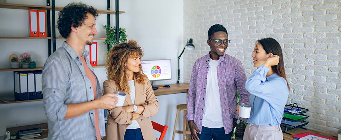 Plusieurs personnes entrain de discuter dans un bureau