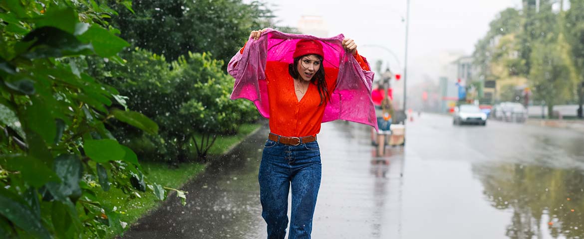 une dame sous la pluie