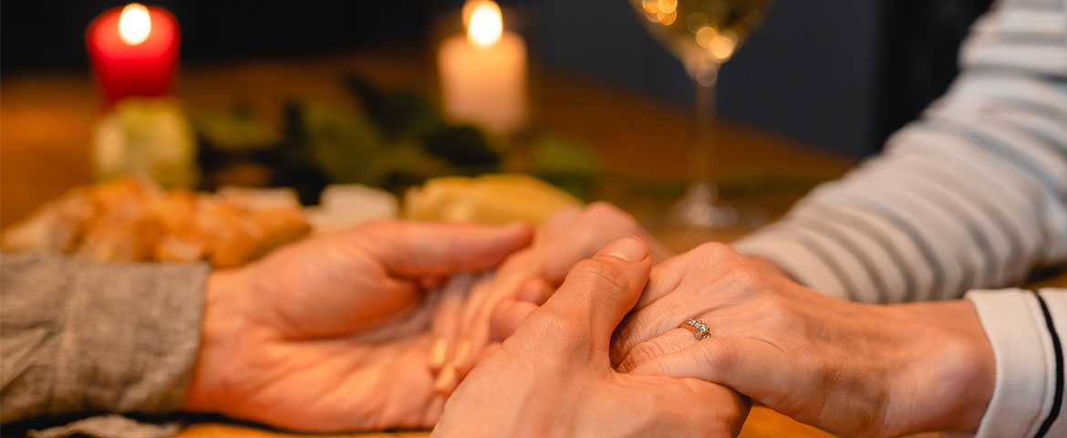 mariage, quatre mains qui se tiennent