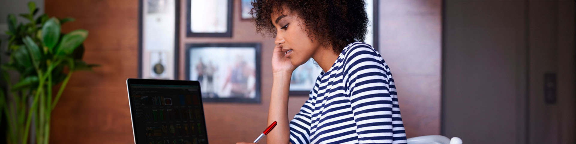Une femme devant un ordinateur