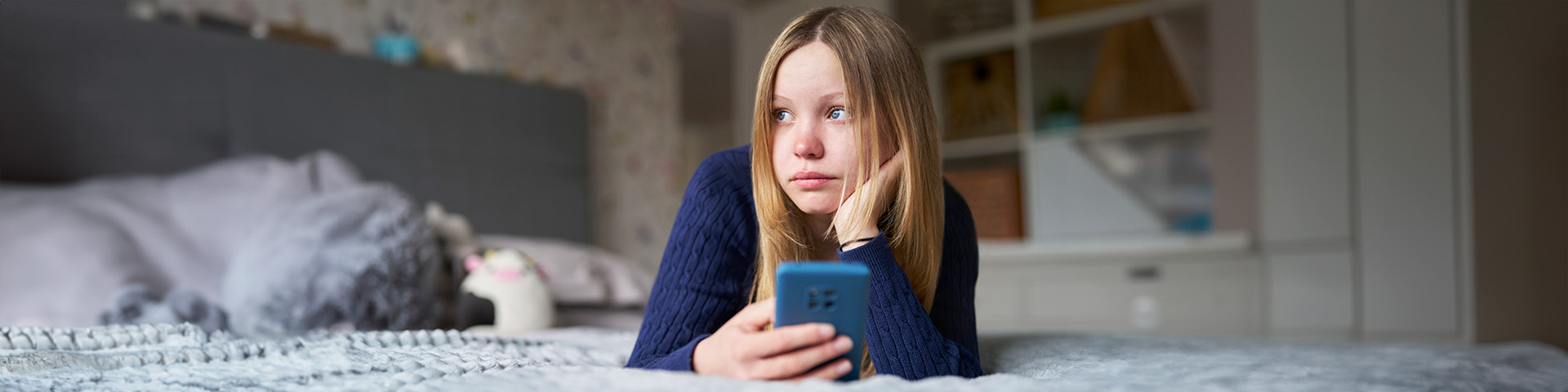 jeune fille pensive sur son lit