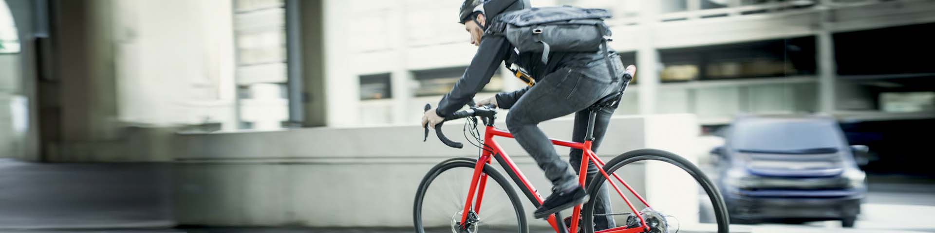 Un homme qui roule à vélo 