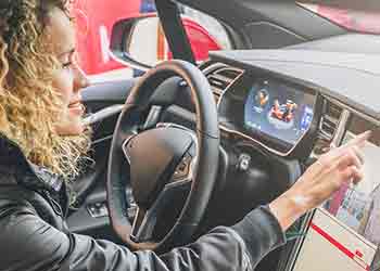 une femme conduit son véhicule