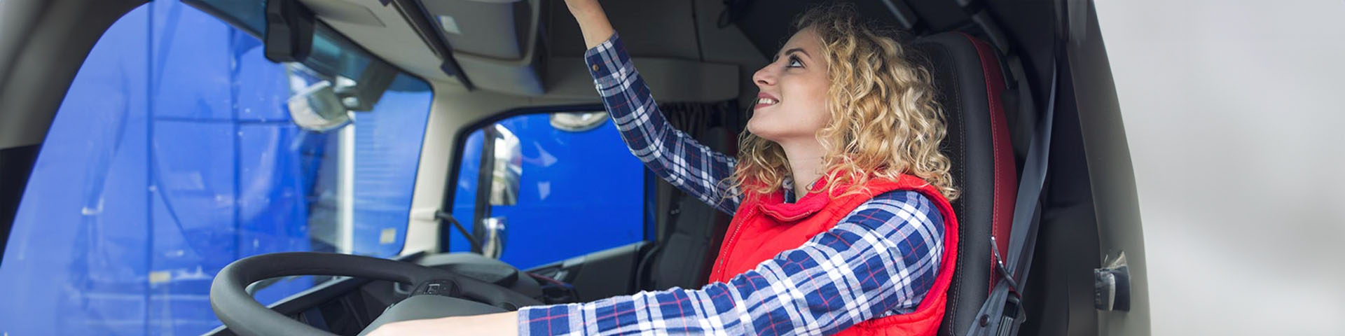 Une conductrice de poids lourds dans sa cabine