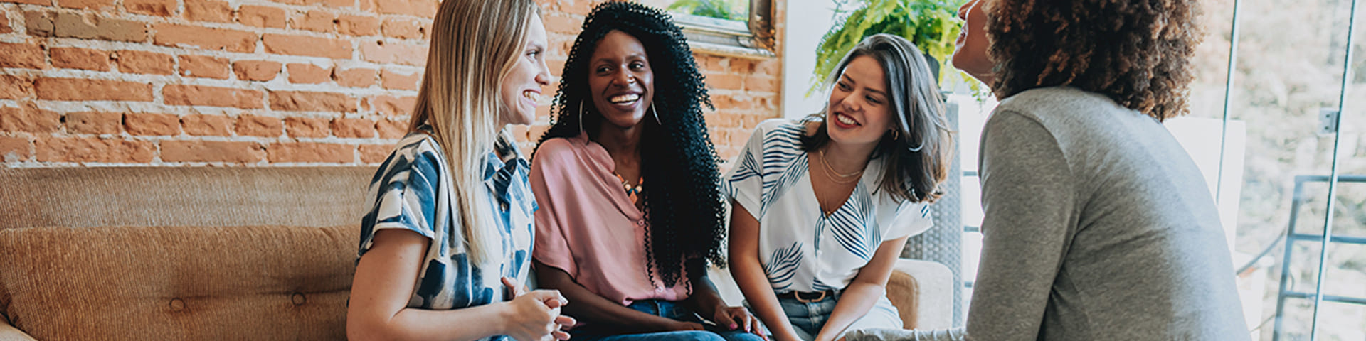 Groupe de 4 femmes très souriantes