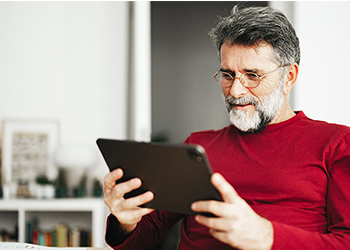 homme lisant sa tablette