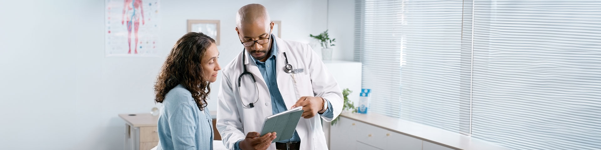 medecin expliquant son diagnostic à un patient