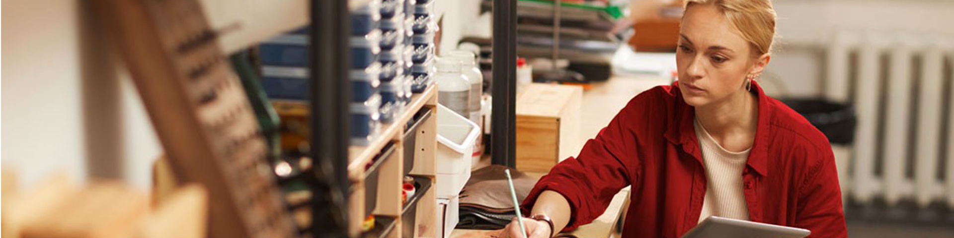 femme dans un atelier