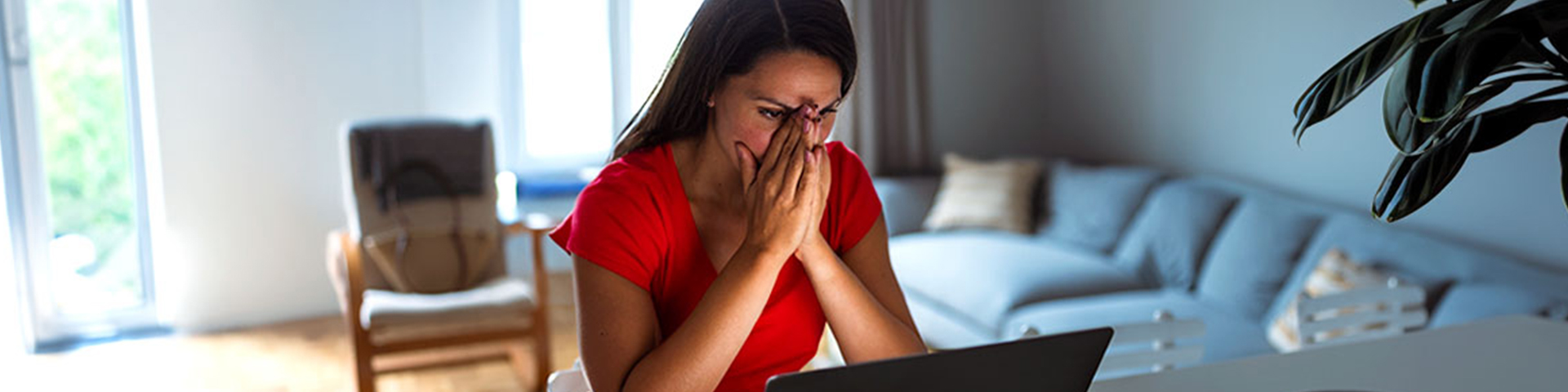 jeune femme derrière son ordinateur