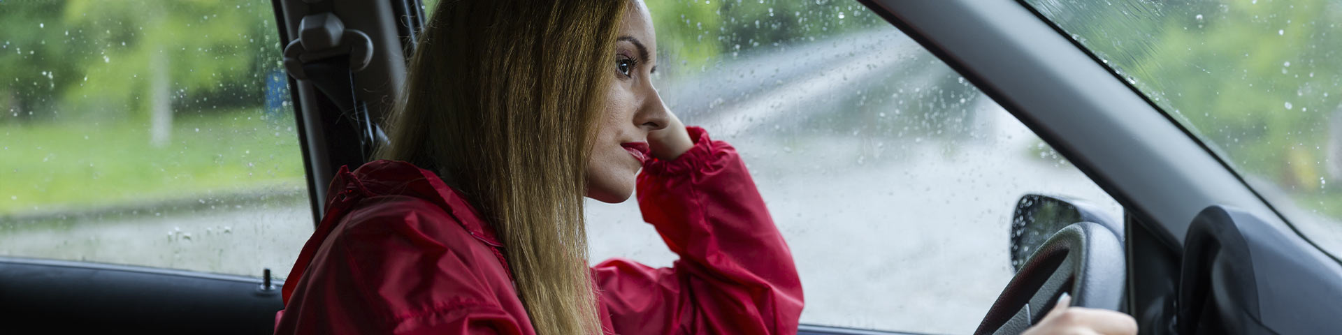 Une femme qui conduit sous la pluie