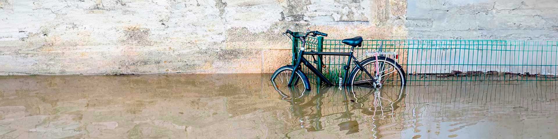 Un vélo dans une rue inondée 
