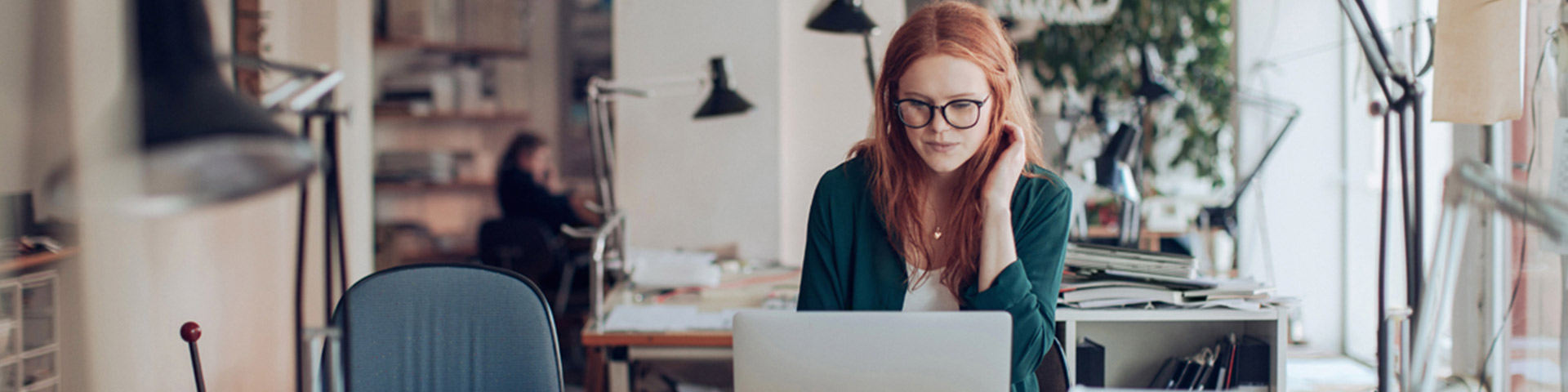 Femme rousse 30 ans freelance auto-entrepreneur