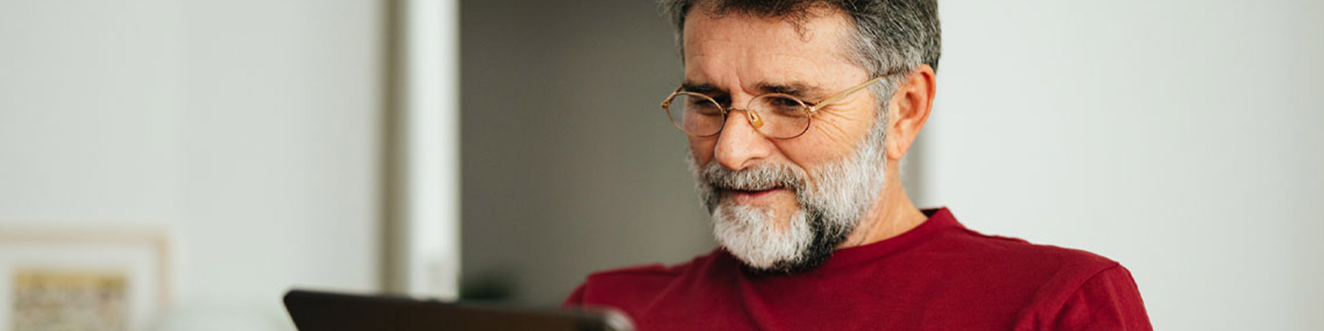 Homme sénior pull rouge