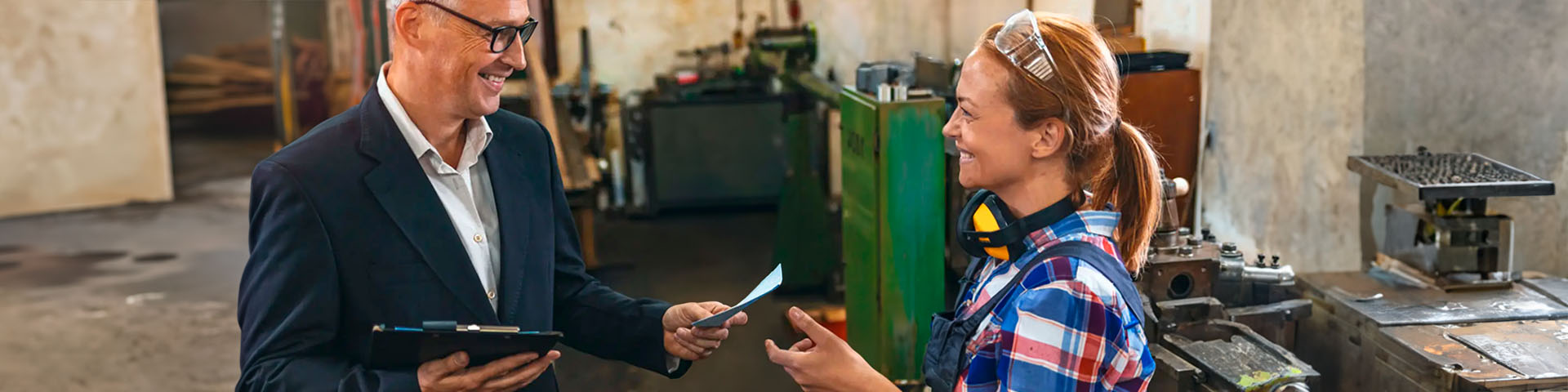 Un homme employeur et une femme salariée TPE/PME