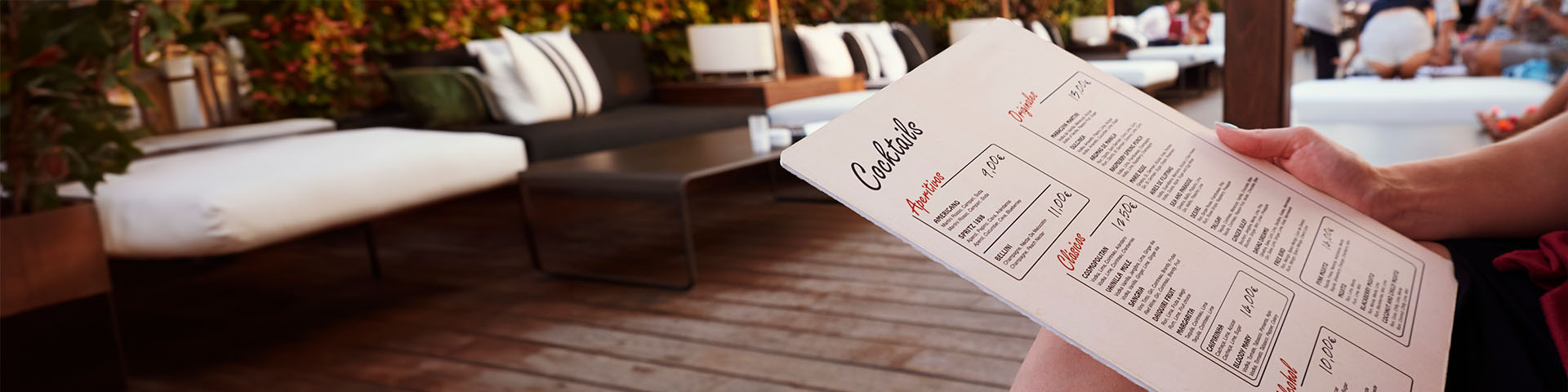 Une personne qui tient le menu d'un restaurant