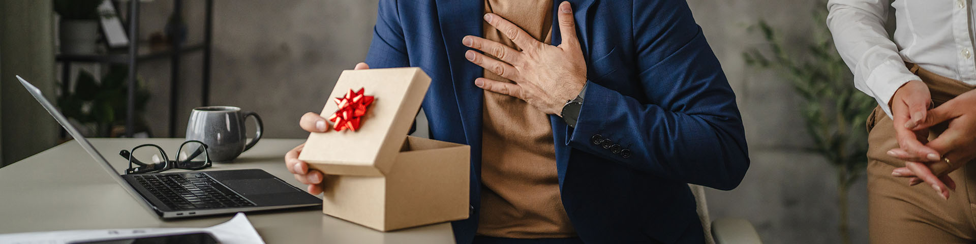 Une personne qui ouvre un cadeau à son bureau