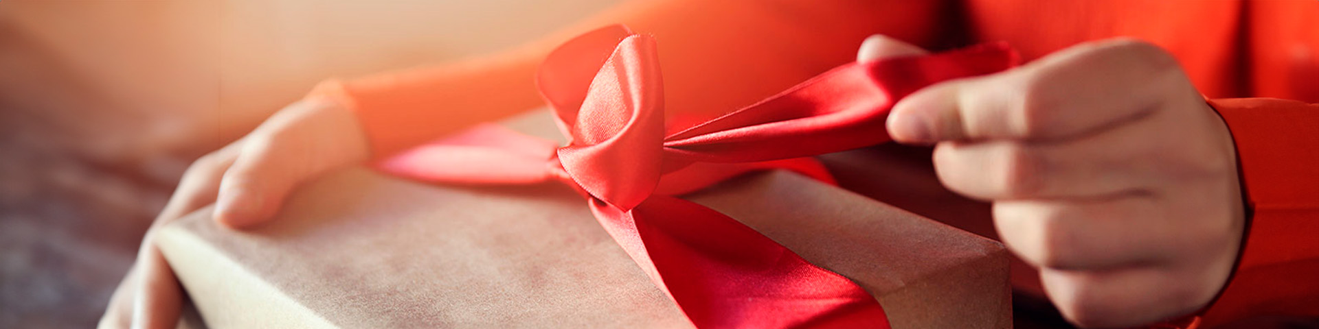 Une personne qui déballe un cadeau