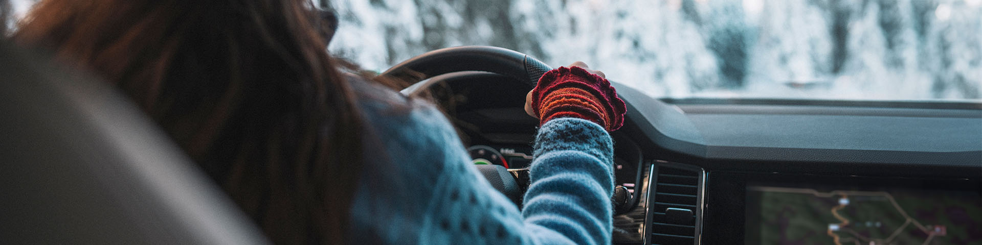 Une personne qui conduit en hiver