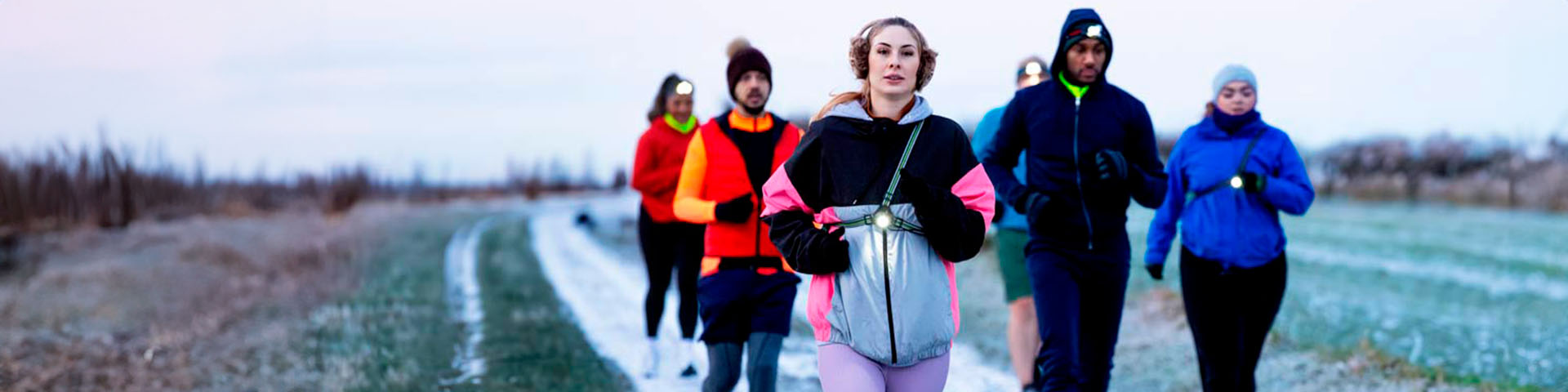 Un groupe de coureurs dans les champs