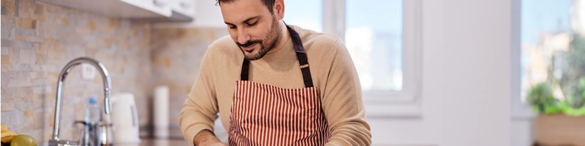homme dans sa cuisine