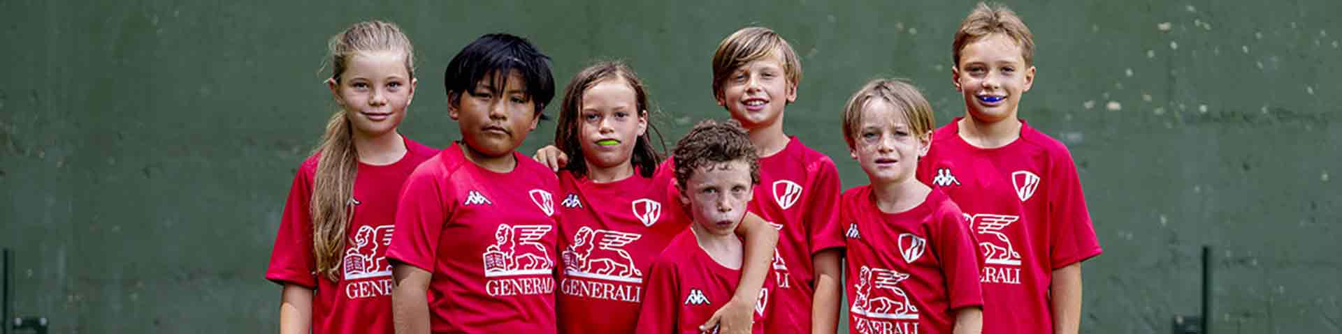 une équipe de rugby composée d'enfants portant un maillot avec le logo Generali 