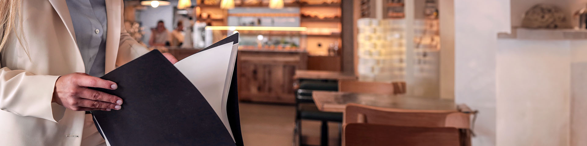 Un personne qui inspecte un restaurant