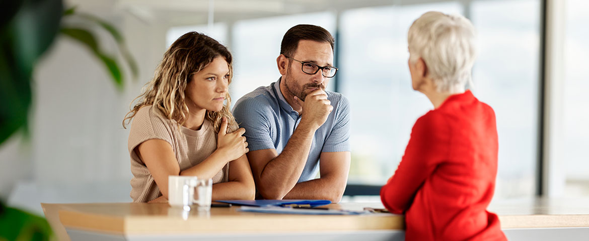Trois personnes qui discutent autour d'une table