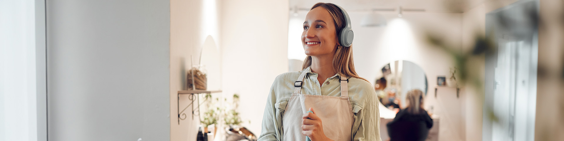 Une femme qui écoute de la musique dans un commerce