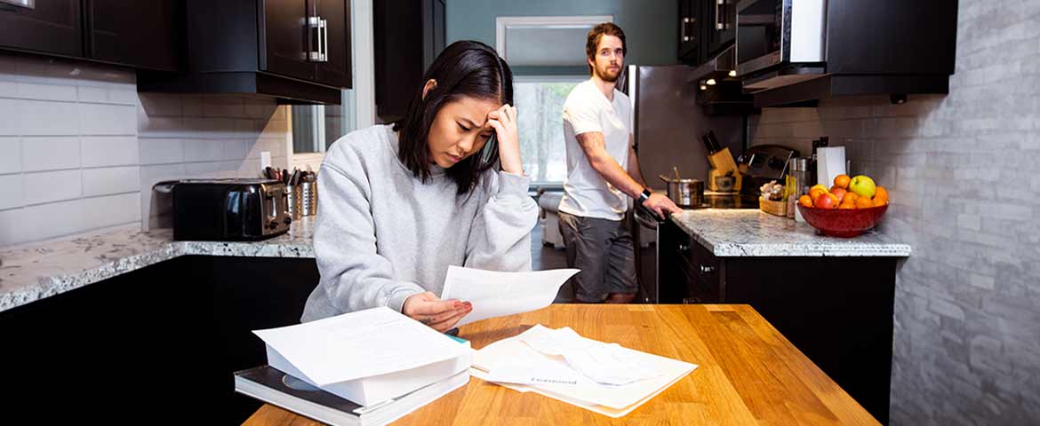 Un couple préoccupé dans une cuisine 