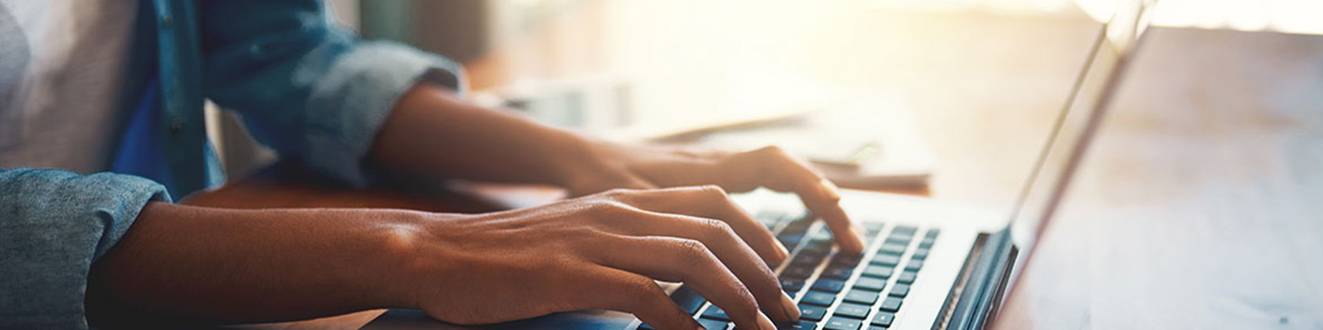 mains sur clavier d'ordinateur