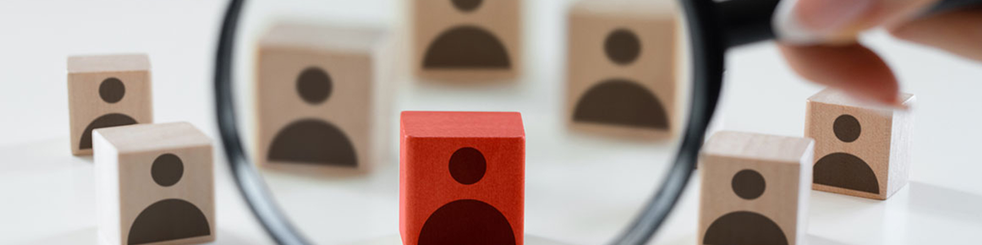 ensemble de dés soumis à une loupe